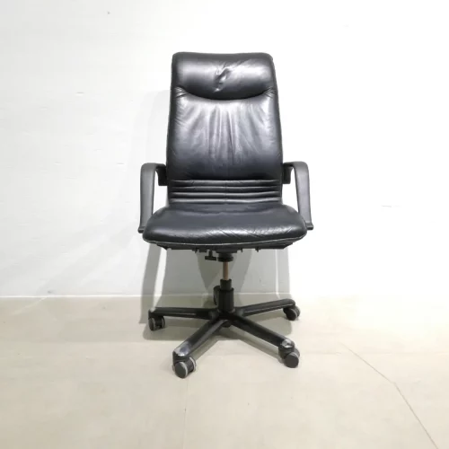 Silla de oficina de color negro con apoyabrazos de segunda mano en venta en cabauoportunitats.com