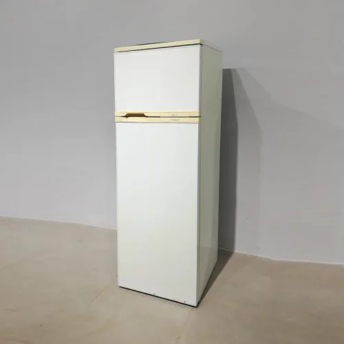 Nevera con congelador INDESIT 54x52x164cm de segunda mano en buen estado en venta en cabauoportunitats.com