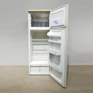 Nevera con congelador INDESIT 54x52x164cm de segunda mano en buen estado en venta en cabauoportunitats.com