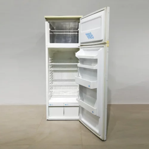 Nevera con congelador INDESIT 54x52x164cm de segunda mano en buen estado en venta en cabauoportunitats.com