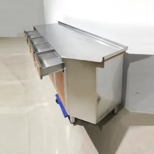 Taula inoxidable de 275x66x90cm amb 5 caixes d'acer inoxidable de segona mà en venda a cabauoportunitats.com