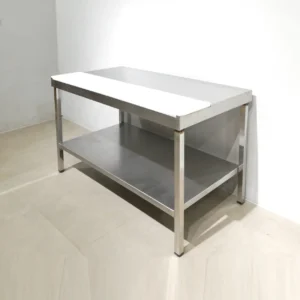 Taula d'acer inoxidable i polietilè de una lateral de segona mà en venda a cabauoportunitats.com