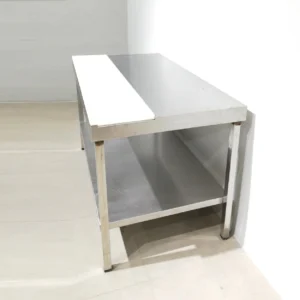 Taula d'acer inoxidable i polietilè de una lateral de segona mà en venda a cabauoportunitats.com