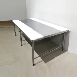 Mesa de acero inoxidable y polietileno de una lateral de segunda mano en venta en cabauoportunitats.com