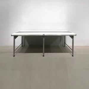 Mesa de acero inoxidable y polietileno de una lateral de segunda mano en venta en cabauoportunitats.com