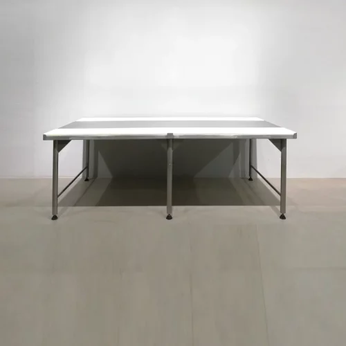 Mesa de acero inoxidable y polietileno de una lateral de segunda mano en venta en cabauoportunitats.com