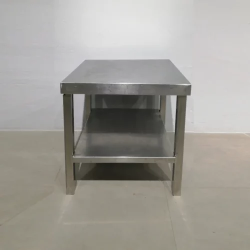 Taula baixa d'acer inoxidable 60x60x61 cm de segona mà per a fregidores, fogons... en venda a cabauoportunitats.com