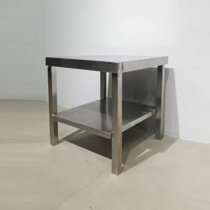 Taula baixa d'acer inoxidable 60x60x61 cm de segona mà per a fregidores, fogons... en venda a cabauoportunitats.com