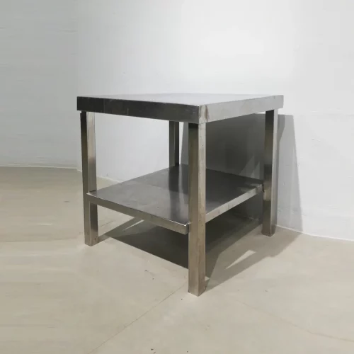 Taula baixa d'acer inoxidable 60x60x61 cm de segona mà per a fregidores, fogons... en venda a cabauoportunitats.com