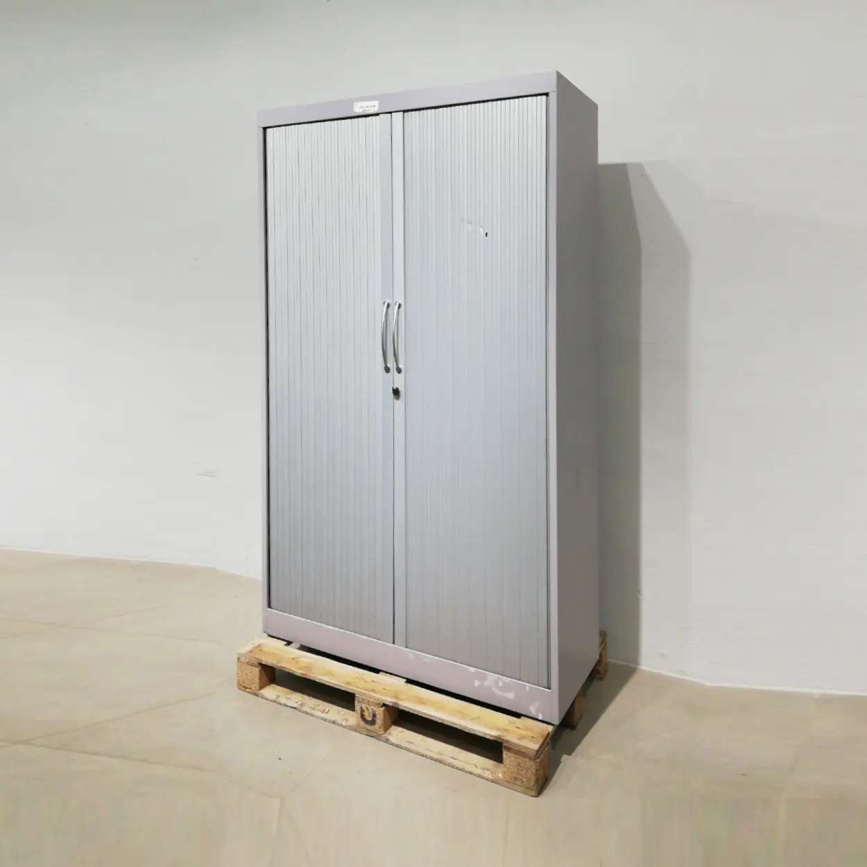 Armario metálico con persiana (121x45x198cm) de segunda mano en venta en cabauoportunitats.com