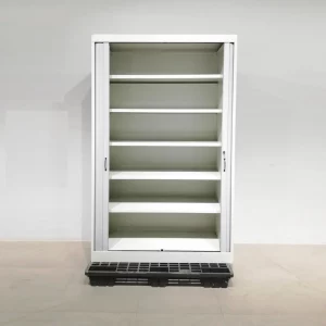 Armario metálico con persiana ( 122x45x198cm) de segunda mano en buen estado en venta en cabauoportunitats.com