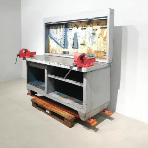 Banco de trabajo de segunda mano con 2 tornillos y armario en venta en cabauoportunitats.com