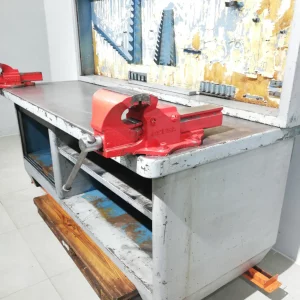 Banco de trabajo de segunda mano con 2 tornillos y armario en venta en cabauoportunitats.com