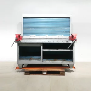Banco de trabajo de segunda mano con 2 tornillos y armario en venta en cabauoportunitats.com