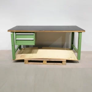 Banco de trabajo de 200cm de segunda mano hecho de chapa de acero en buen estado en venta en cabauoportunitats.com