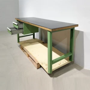 Banco de trabajo de 200cm de segunda mano hecho de chapa de acero en buen estado en venta en cabauoportunitats.com