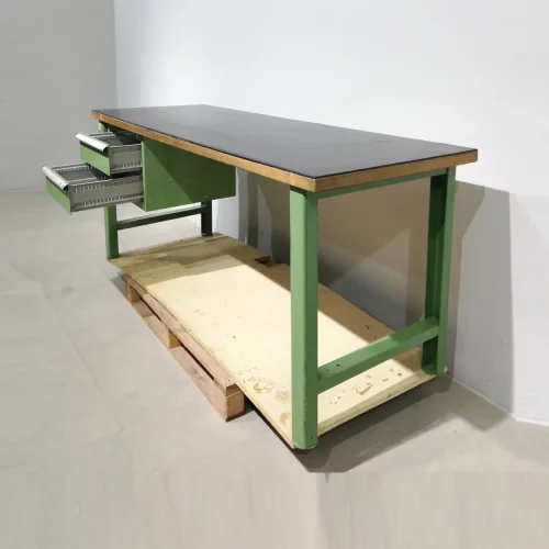 Banco de trabajo de 200cm de segunda mano hecho de chapa de acero en buen estado en venta en cabauoportunitats.com