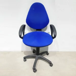 Cadira de despatx de color blau amb reposabraços de segona mà en venda a cabauoportunitats.com