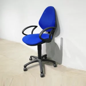 Cadira de despatx de color blau amb reposabraços de segona mà en venda a cabauoportunitats.com