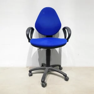 Cadira de despatx de color blau amb reposabraços de segona mà en venda a cabauoportunitats.com