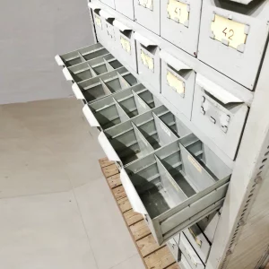 Cajonera metálica para taller de 78 cajones de segunda mano en venta en cabauoportunitats.com
