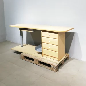 Escritorio de melamina 195x60x77 cm procedente de una empresa en cierre de segundo a mano en venta en cabauoportunitats.com