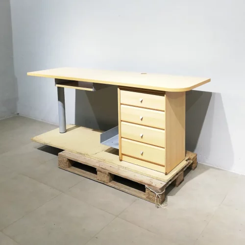 Escritorio de melamina 195x60x77 cm procedente de una empresa en cierre de segundo a mano en venta en cabauoportunitats.com