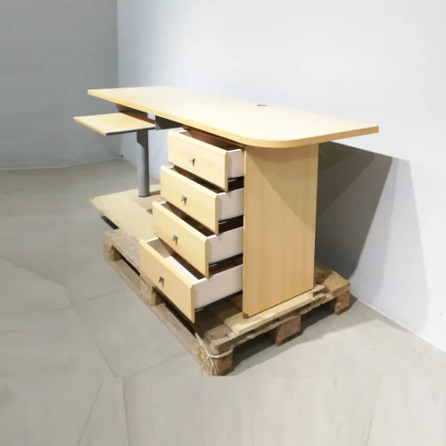 Escritorio de melamina 195x60x77 cm procedente de una empresa en cierre de segundo a mano en venta en cabauoportunitats.com