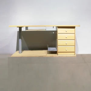 Escritorio de melamina 195x60x77 cm procedente de una empresa en cierre de segundo a mano en venta en cabauoportunitats.com