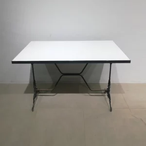Taula de melamina amb potes de ferro forjat de segona mà en bon estat en venda a cabauoportunitats.com