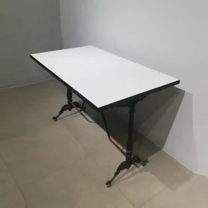 Taula de melamina amb potes de ferro forjat de segona mà en bon estat en venda a cabauoportunitats.com