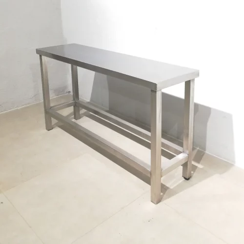 Taula d'inox de segona mà de 130x35x70cm per a taller, nau industrial... en venda a cabauoportunitats.com