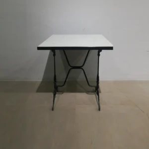 Mesa de fórmica y forja de 80x80x77cm de segunda mano en venta en cabauoportunitats.com