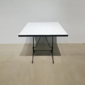 Mesa de fórmica y forja de 80x80x77cm de segunda mano en venta en cabauoportunitats.com