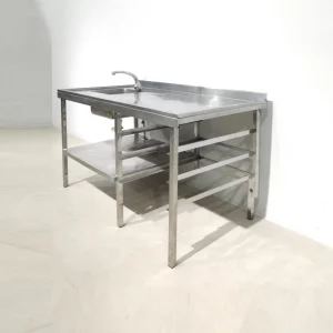 Taula d'acer inoxidable amb pica de segona mà per a ús professional en venda a cabauoportunitats.com