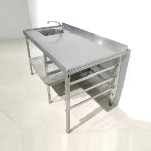 Taula d'acer inoxidable amb pica de segona mà per a ús professional en venda a cabauoportunitats.com