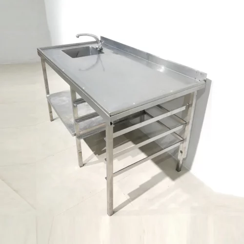 Taula d'acer inoxidable amb pica de segona mà per a ús professional en venda a cabauoportunitats.com