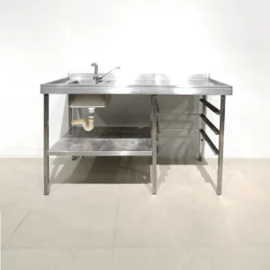 Taula d'acer inoxidable amb pica de segona mà per a ús professional en venda a cabauoportunitats.com