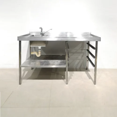 Taula d'acer inoxidable amb pica de segona mà per a ús professional en venda a cabauoportunitats.com