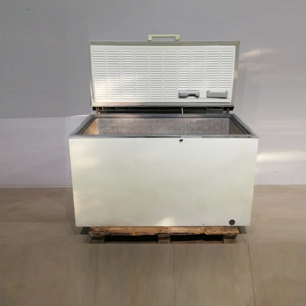 Congelador 143x69x83cm de segunda mano en buen estado perfecta para tienda, supermercado en venta en cabauoportunitats.com