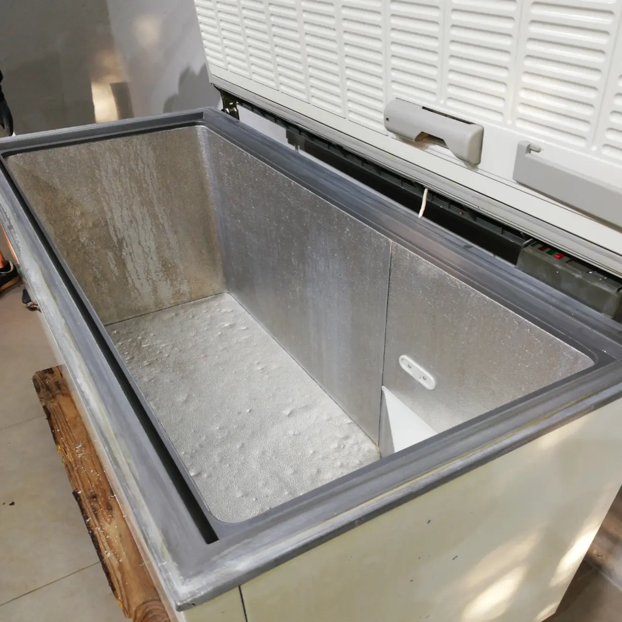 Congelador 143x69x83cm de segunda mano en buen estado perfecta para tienda, supermercado en venta en cabauoportunitats.com