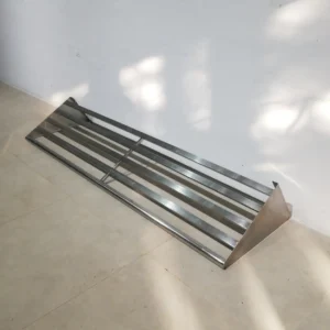 Estante de pared hecho de acero inoxidable de segunda mano apta para uso alimentario en venta en cabauoportunitats.com