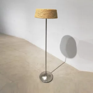 Lámpara de pie vintage de 140cm de altura en buen estado en venta por desuso en venta en cabauoportunitats.com