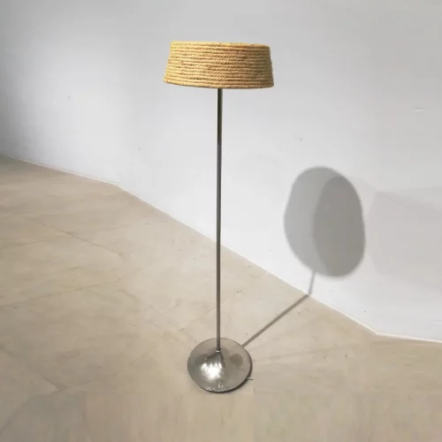 Lámpara de pie vintage de 140cm de altura en buen estado en venta por desuso en venta en cabauoportunitats.com