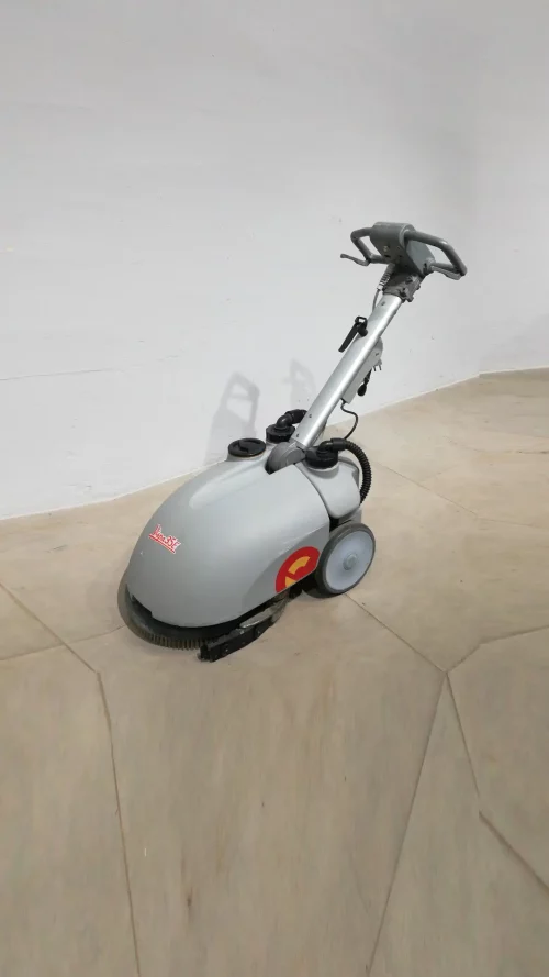 Máquina limpiasuelos COMAC VISPA 35P de segunda mano