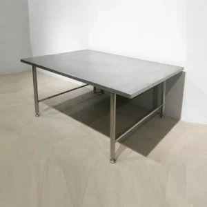 Taula d'inox de segona mà de 190x139x83cm per a taller, nau industrial... en venda a cabauoportunitats.com