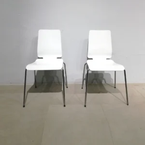 Lote de 3 sillas blancas apilables de segunda mano en venta en cabauoportunitats.com
