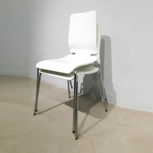 Lote de 3 sillas blancas apilables de segunda mano en venta en cabauoportunitats.com