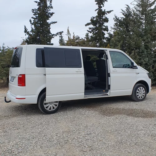 Furgoneta VOLKSWAGEN CARAVELLE del 2016, 9 places de segona mà en molt bon estat en venda a cabauoportunitats.com