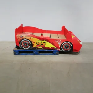 Cama infantil de madera con el diseño de Rayo McQueen en muy buen estado